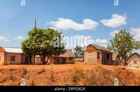 Zona di Antsirabe, Madagascar. 20 ottobre 2023. Strade del Madagascar. Percorso da Antsirabe attraverso piccoli villaggi, case lungo la strada, bestiame, risaie, Foto Stock