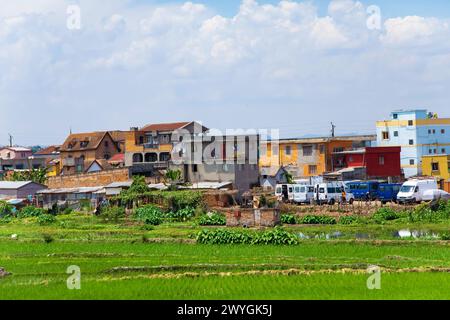 Antananarivo, Madagascar. 25 oktober 2023. strada di Antananarivo. Capitale e città più grande del Madagascar . case colorate e luminose sulla collina Foto Stock