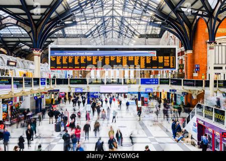 Londra, Regno Unito - 24 marzo 2024; pendolari sfocati che si spostano attraverso la concordia della stazione di Liverpool Street durante l'ora di punta Foto Stock