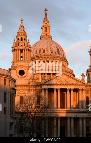 Luce serale sulla facciata ovest e sulla cupola della cattedrale di St Paul Foto Stock