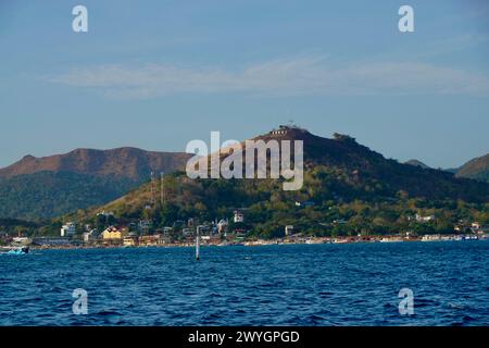 Vista da una barca che si avvicina alla riva del Monte Tapyas, Coron, Busuanga, Palawan, Filippine Foto Stock