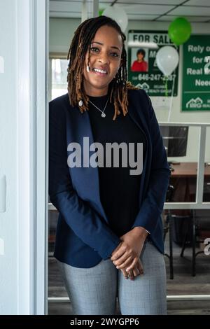 Middletown, New York, Stati Uniti. 6 aprile 2024. Mariam Balde all'evento Tax Deadline presso l'ufficio di contabilità e preparazione fiscale affidabile. Crediti: Steve Mack/Alamy Live News Foto Stock