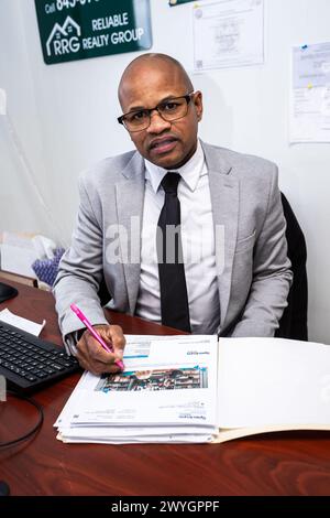 Middletown, New York, Stati Uniti. 6 aprile 2024. Warren Shelley all'evento Tax Deadline presso l'ufficio di contabilità e preparazione fiscale affidabile. Crediti: Steve Mack/Alamy Live News Foto Stock