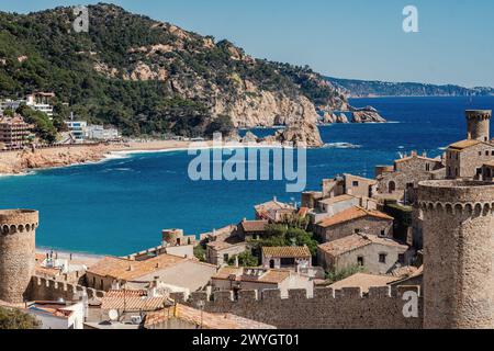 Vista elevata della città fortificata medievale di Tossa de Mar, annidata nella splendida Costa Brava, a nord di Barcellona, Catalogna, Spagna. Il villaggio r Foto Stock