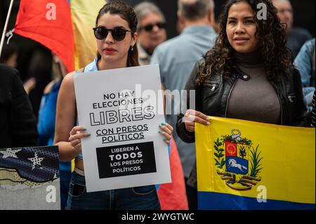 Madrid, Spagna. 6 aprile 2024. Persone che protestano con cartelli e bandiere venezuelane durante una manifestazione con lo slogan "contro il blocco elettorale e la violazione dei diritti umani in Venezuela”. Crediti: Marcos del Mazo/Alamy Live News Foto Stock