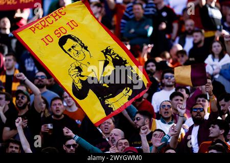 Roma, Italia. 6 aprile 2024. Tifosi dell'AS Roma durante la partita di serie A TIM tra AS Roma e SS Lazio allo Stadio Olimpico il 6 aprile 2024 a Roma. Crediti: Giuseppe Maffia/Alamy Live News Foto Stock