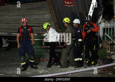 Bangkok, Bangkok, Thailandia. 5 aprile 2024. Gli ingegneri stanno indagando sui danni di un edificio colpito da un camion portacontainer, che ha causato gravi danni ad alcuni edifici di Suan Phak Road, Taling Chan District, Bangkok il 5 aprile 2024. (Credit Image: © Teera Noisakran/Pacific Press via ZUMA Press Wire) SOLO PER USO EDITORIALE! Non per USO commerciale! Foto Stock