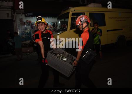 Bangkok, Bangkok, Thailandia. 5 aprile 2024. Gli studenti del team Disaster Navamindradhiraj (DNT) con attrezzature di salvataggio hanno partecipato a un incidente stradale: Un camion container si è schiantato in un edificio commerciale a 3 piani, causando gravi danni a un edificio commerciale, a Suan Phak Road, Taling Chan District, Bangkok il 5 aprile 2024. (Credit Image: © Teera Noisakran/Pacific Press via ZUMA Press Wire) SOLO PER USO EDITORIALE! Non per USO commerciale! Foto Stock