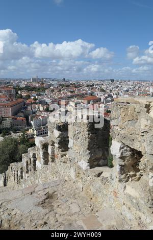 Le imponenti vedute di Lisbona, in Portogallo, si affacciano sulla scalinata che scende dal Castello di San Giorgio. Foto Stock