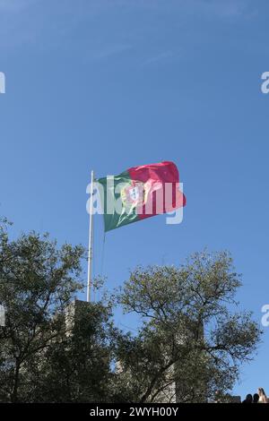 Bandiera portoghese che sventola al castello di São Jorge, Lisbona Portogallo. Foto Stock