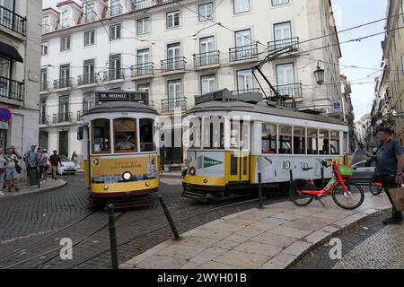 Il famoso tram giallo attraversa i quartieri più antichi, Lisbona, Portogallo. Il tram giallo è molto popolare tra i turisti. Foto Stock