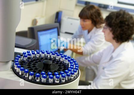I ricercatori Tecnalia hanno effettuato analisi mediante gascromatografia e spettrometria di massa la gascromatografia è una tecnica di separazione basata sulla distribuzione dei componenti di un incrocio tra una fase stazionaria e una fase mobile gassosa, mentre la spettrometria di massa è una tecnica analitica in grado di identificare quasi inequivocabilmente, in quanto fornisce uno spettro caratteristico di ciascuna molecola, l'unione della spettrometria di massa per gascromatografia consente la separazione, l'identificazione e la quantificazione di componenti volatili e semivolatili di miscele complesse industria alimentare Biotecnologie Laboratory Foto Stock