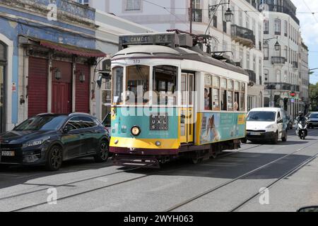 Il famoso tram giallo attraversa i quartieri più antichi, Lisbona, Portogallo. Il tram giallo è molto popolare tra i turisti. Foto Stock