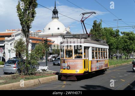 Il famoso tram giallo attraversa i quartieri più antichi, Lisbona, Portogallo. Il tram giallo è molto popolare tra i turisti. Foto Stock