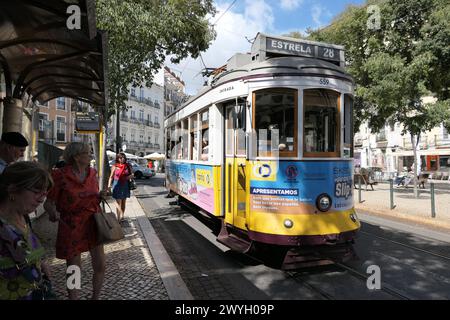 Il famoso tram giallo attraversa i quartieri più antichi, Lisbona, Portogallo. Il tram giallo è molto popolare tra i turisti. Foto Stock