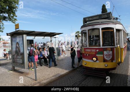 Il famoso tram giallo attraversa i quartieri più antichi, Lisbona, Portogallo. Il tram giallo è molto popolare tra i turisti. Foto Stock