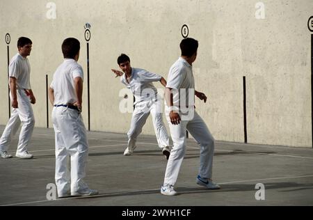 Pelota basca giocata nel `frontón´ (campo a due mura), Zumarraga. Guipuzcoa, Euskadi, Spagna. Foto Stock