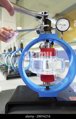Test di fragilità. Corrosione ed elettrochimica in laboratorio. Divisione energia e ambiente. Tecnalia ricerca e innovazione. Donostia. San Sebastian. Gipuzkoa. Paesi Baschi. Spagna. Europa. Foto Stock
