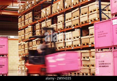 Industria automobilistica, produzione di componenti per auto. Magazzino automatizzato. Foto Stock