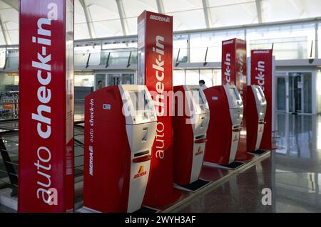 Macchine per il check-in automatico presso l'aeroporto Loiu di Bilbao vicino a Santiago Calatrava, Bilbao. Euskadi, Spagna. Foto Stock