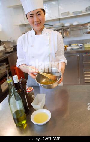 Preparazione del tartaro di salmone. Scuola di cucina Luis Irizar. Donostia, Gipuzkoa, Paesi Baschi, Spagna. Foto Stock