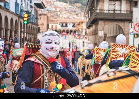 I ballerini in costumi tipici celebrano in onore della Virgen del Carmen, nella piazza di Cusco, 22 luglio 2023, Perù Foto Stock