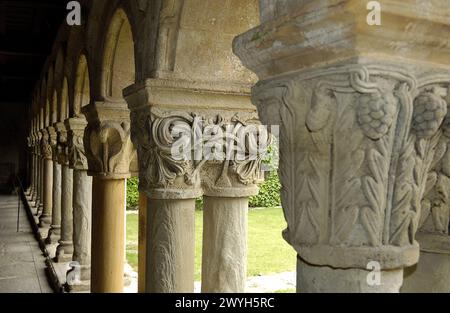 Capitelli nel chiostro della chiesa romanica collegiata. Santillana del Mar. Cantabria, Spagna. Foto Stock