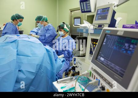 Tonsillectomia, chirurghi che eseguono un intervento di rimozione tonsillectomia, ORL, sala operatoria di Otolaringoiatria, ospedale Donostia, San Sebastian, Gipuzkoa, Paesi Baschi, Spagna. Foto Stock