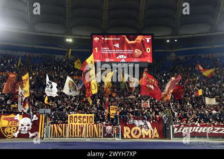 Roma, Lazio. 6 aprile 2024. Tifosi della Roma durante la partita di serie A tra Roma e Lazio allo stadio Olimpico, Italia, 6 marzo 2024. Credito: massimo insabato/Alamy Live News Foto Stock