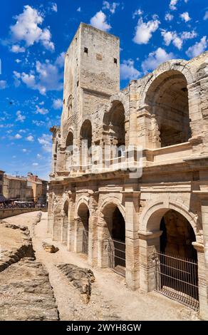 Pro des Tours Sarrasines, Arènes d'Arles, Roman Amphithéâtre, Arles, Bouches-du-Rhône, Provence-Alpes-Côte dAzur, Francia, Europa. Foto Stock