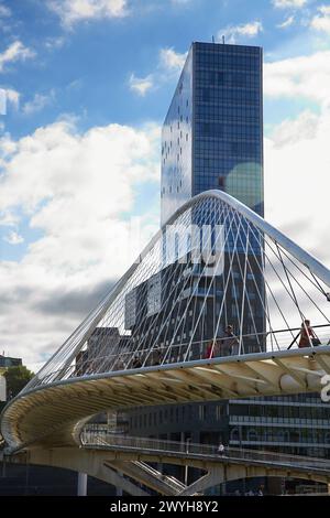 Ponte pedonale Zubizuri di Santiago Calatrava sul fiume Nervion e le Torri Isozaki dell'architetto giapponese Arata Isozaki. Bilbao. Bizkaia. Euskadi. Spagna. Paesi Baschi. Spagna. Foto Stock