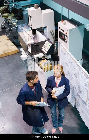 Politecnico, Università dei Paesi Baschi, Donostia, Gipuzkoa, Paesi Baschi. Studenti, laboratorio di macchine utensili, reparto di ingegneria meccanica. Foto Stock