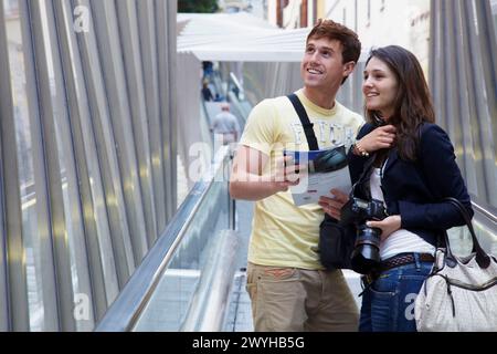 Giovane coppia di turisti. Scala mobile, città vecchia, Vitoria-Gasteiz, Alava, Paesi Baschi, Spagna. Foto Stock