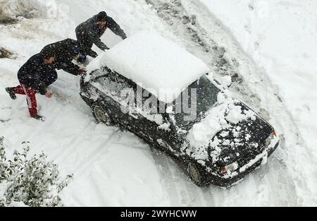 Auto bloccata nella neve. Legazpi. Guipúzcoa, Spagna. Foto Stock