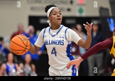 Edwardsville, Stati Uniti. 6 aprile 2024. Saint Louis Billikens guardia Kennedy Calhoun (4) si motiva ai compagni di squadra. Le Saint Louis University Billikens hanno battuto i Minnesota Golden Gophers 69-50 nella Women's NIT giocata nel campus della Southern Illinois University - Edwardsville, Illinois, sabato 6 aprile 2024. (Foto di Tim Vizer/Sipa USA) credito: SIPA USA/Alamy Live News Foto Stock