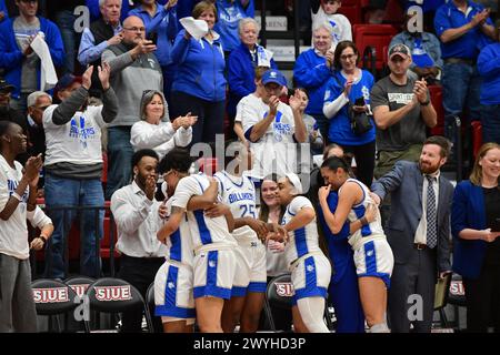 Edwardsville, Stati Uniti. 6 aprile 2024. I giocatori del Saint Louis Billikens iniziano a festeggiare. Le Saint Louis University Billikens hanno battuto i Minnesota Golden Gophers 69-50 nella Women's NIT giocata nel campus della Southern Illinois University - Edwardsville, Illinois, sabato 6 aprile 2024. (Foto di Tim Vizer/Sipa USA) credito: SIPA USA/Alamy Live News Foto Stock