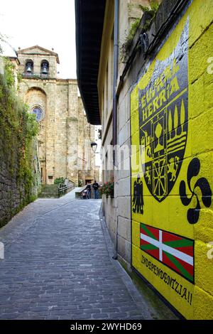 Graffiti politici per la strada che rivendicano l'indipendenza dei Paesi Baschi, Pasai Donibane, Pasajes de San Juan, Gipuzkoa, Paesi Baschi, Spagna. Foto Stock