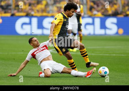 Dortmund, Germania. 6 aprile 2024. Karim Adeyemi (R) del Borussia Dortmund vies con Enzo Millot del VfB Stuttgart durante la partita di calcio di prima divisione della Bundesliga tra il Borussia Dortmund e il VfB Stuttgart a Dortmund, Germania, il 6 aprile 2024. Crediti: Joachim Bywaletz/Xinhua/Alamy Live News Foto Stock