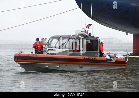 Gli equipaggi delle navi di risposta della Guardia Costiera degli Stati Uniti applicano una zona di sicurezza, il 2 aprile 2024, dopo il crollo del Francis Scott Key Bridge a Baltimora, Maryland. La Guardia Costiera degli Stati Uniti ha collaborato con varie agenzie locali, statali e federali durante il crollo del ponte Francis Scott Key. (Key Bridge Response 2024 foto del comando unificato della Guardia Costiera degli Stati Uniti, sottufficiale di terza classe Carmen Caver) Foto Stock