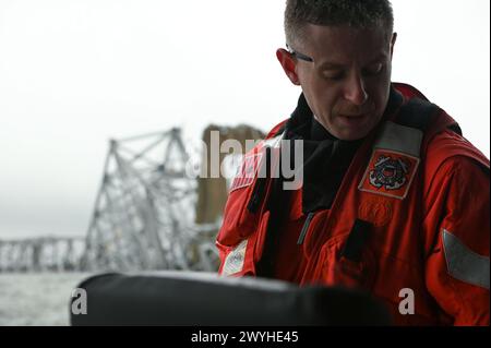 Gli equipaggi delle navi di risposta della Guardia Costiera degli Stati Uniti applicano una zona di sicurezza, il 2 aprile 2024, dopo il crollo del Francis Scott Key Bridge a Baltimora, Maryland. La Guardia Costiera degli Stati Uniti ha collaborato con varie agenzie locali, statali e federali durante il crollo del ponte Francis Scott Key. (Key Bridge Response 2024 foto del comando unificato della Guardia Costiera degli Stati Uniti, sottufficiale di terza classe Carmen Caver) Foto Stock