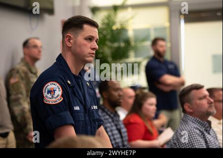 I membri della Guardia Costiera degli Stati Uniti e le agenzie partner si incontrano il 3 aprile 2024, durante gli sforzi di risposta del ponte Francis Scott Key a Baltimora, Maryland. Gli obiettivi operativi del centro di comando unificato su più fronti: In primo luogo, salvaguardare il benessere del pubblico e dei soccorritori; garantire la responsabilità di tutti gli individui scomparsi; preservare l’integrità ambientale; stabilizzare l’incidente; ripristinare in sicurezza le infrastrutture di trasporto e il commercio marittimo; e fornire un sostegno costante per le indagini in corso. (Key Bridge Response 2024 Unified Command foto di U.S. Coast Foto Stock