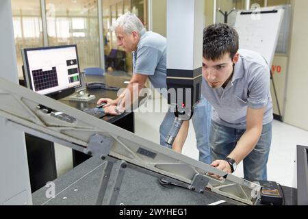 Il team SAT sta calibrando la macchina tridimensionale. Calibrazione del CMM. Macchina di misurazione delle coordinate. Innovativa metrologia applicata. Sariki Metrology. Elgoibar. Gipuzkoa. Paesi Baschi. Spagna. Foto Stock