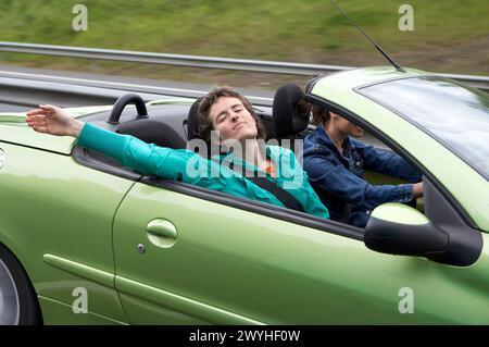 Due giovani donne in macchina. Foto Stock