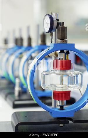 Test di fragilità. Corrosione ed elettrochimica in laboratorio. Divisione energia e ambiente. Tecnalia ricerca e innovazione. Donostia. San Sebastian. Gipuzkoa. Paesi Baschi. Spagna. Europa. Foto Stock