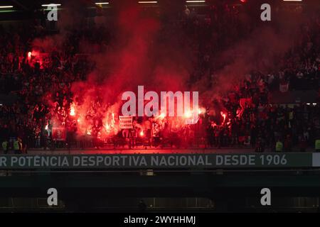 6 aprile 2024. Lisbona, Portogallo. Tifosi del Benfica durante la partita del Matchday 28 di Liga Portugal Betclic, Sporting CP vs SL Benfica Credit: Alexandre de Sousa/Alamy Live News Foto Stock