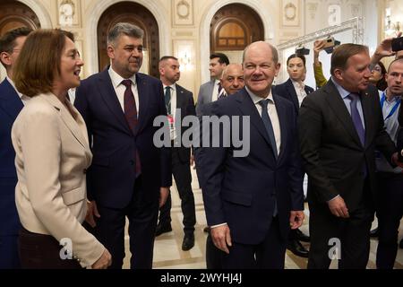 Bucarest, Romania. 6 aprile 2024: (L-R) Katarina Barley, vicepresidente esecutivo e vicepresidente del Parlamento europeo del PSE, Marcel Ciolacu, primo ministro della Romania e presidente del Partito socialdemocratico (PSD), Olaf Scholz, Cancelliere della Germania e Stefan Lofven, presidente del PSE, arriverete alla conferenza del Partito del socialismo europeo (PSE) "stiamo insieme - per la nostra Europa!”, tenutasi presso il Palazzo del Parlamento rumeno. Crediti: Lucian Alecu/Alamy Live News Foto Stock