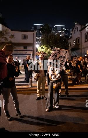 Tel Aviv, Tel Aviv, Israele. 6 aprile 2024. Manifestanti su Kaplan Street (immagine di credito: © Gaby Schutze/ZUMA Press Wire) SOLO USO EDITORIALE! Non per USO commerciale! Foto Stock