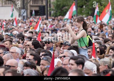 Budapest, Ungheria. 6 aprile 2024. La gente partecipa a una manifestazione anti-governativa in Piazza Kossuth nel centro di Budapest, Ungheria, il 6 aprile 2024. Il nuovo esponente dell'opposizione ungherese Peter Magyar ha organizzato una massiccia manifestazione contro il governo sabato. Crediti: Attila Volgyi/Xinhua/Alamy Live News Foto Stock