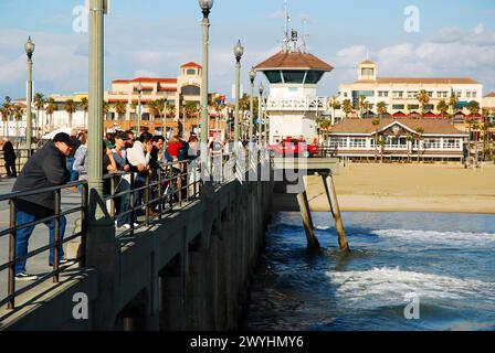 Gli ospiti potranno godersi una rilassante giornata estiva al molo di Huntington Beach in California Foto Stock