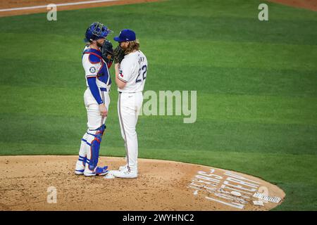 Arlington, Texas, Stati Uniti. 6 aprile 2024. Il ricevitore dei Texas Rangers JONAH HEIM (28) fa una visita per parlare con il lanciatore dei Texas Rangers JON GRAY (22) durante una partita della MLB tra gli Houston Astros e i Texas Rangers al Globe Life Field. (Immagine di credito: © Mark Fann/ZUMA Press Wire) SOLO PER USO EDITORIALE! Non per USO commerciale! Crediti: ZUMA Press, Inc./Alamy Live News Foto Stock